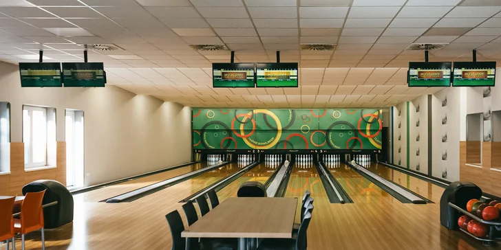 Až dvě hodiny bowlingu pro 2–8 osob, jízda v motokáře a bramborové lupínky, burgery nebo pizza