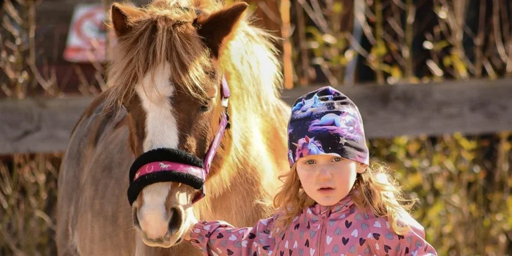 Dobrodružství v sedle: vyjížďka na koních či výcviková lekce pro 1 i 2 osoby