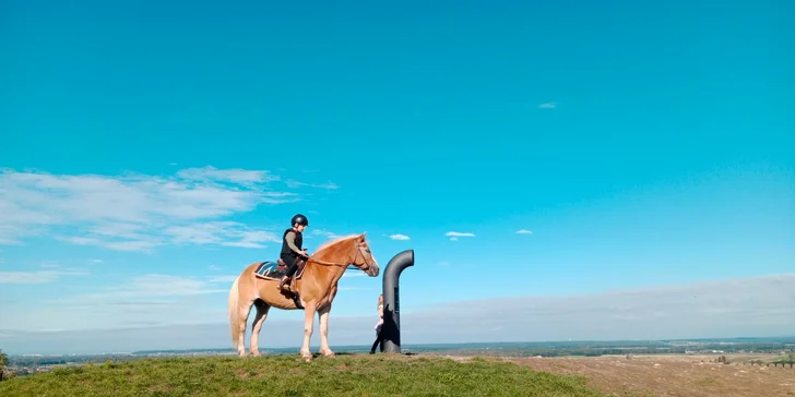Dobrodružství v sedle: vyjížďka na koních či výcviková lekce pro 1 i 2 osoby