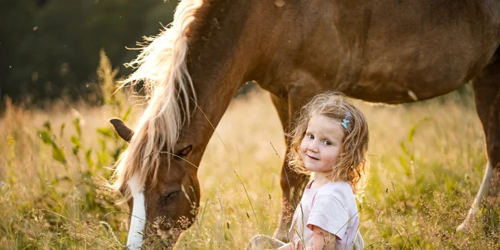 Dobrodružství v sedle: vyjížďka na koních či výcviková lekce pro 1 i 2 osoby