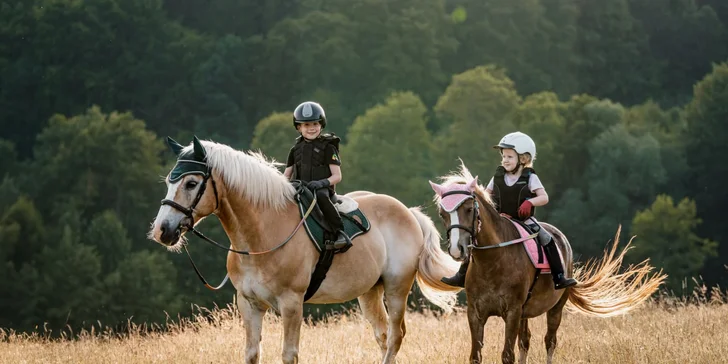 Dobrodružství v sedle: vyjížďka na koních či výcviková lekce pro 1 i 2 osoby