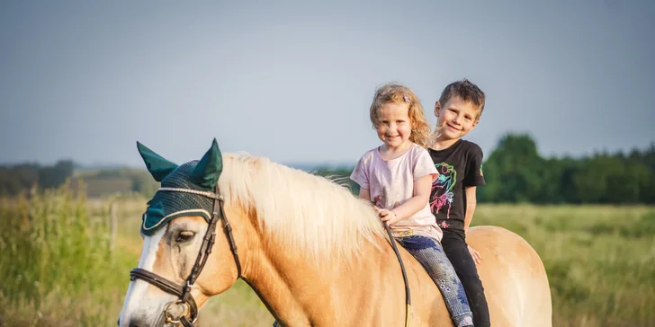 Dobrodružství v sedle: vyjížďka na koních či výcviková lekce pro 1 i 2 osoby