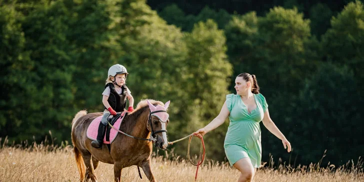 Dobrodružství v sedle: vyjížďka na koních či výcviková lekce pro 1 i 2 osoby