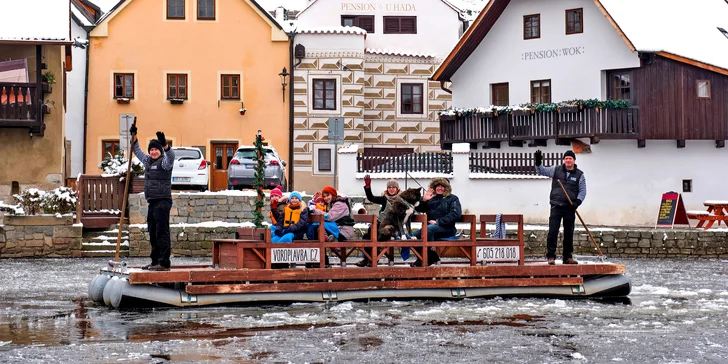 Projeďte se na voru centrem Českého Krumlova: adventní i letní plavby