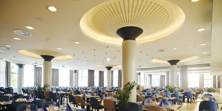 Dovolená v Portoroži: 4* hotel se snídaní nebo polopenzí, bazény, dítě do 12,9 let zdarma