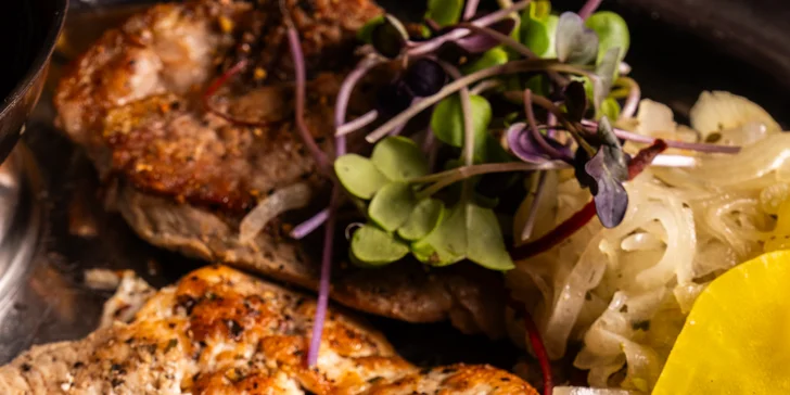 Mix grilovaných dobrot: steaky z pravé svíčkové, zvěřinová klobása i hranolky, 500 g