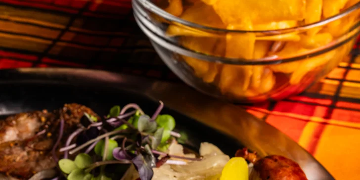 Mix grilovaných dobrot: steaky z pravé svíčkové, zvěřinová klobása i hranolky, 500 g