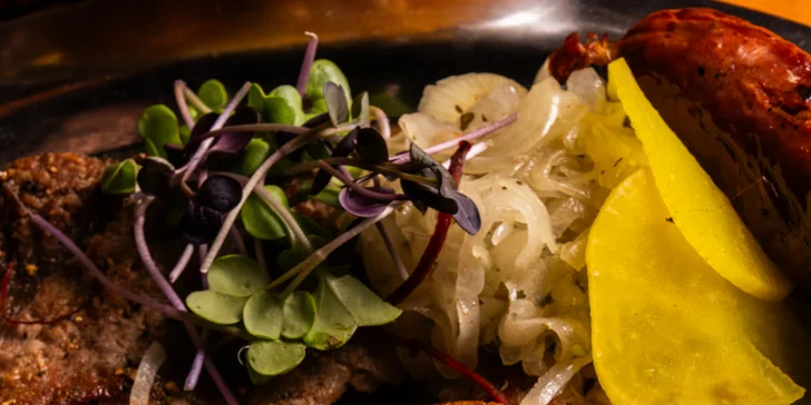 Mix grilovaných dobrot: steaky z pravé svíčkové, zvěřinová klobása i hranolky, 500 g