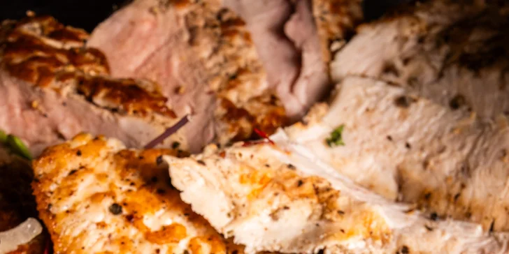 Mix grilovaných dobrot: steaky z pravé svíčkové, zvěřinová klobása i hranolky, 500 g