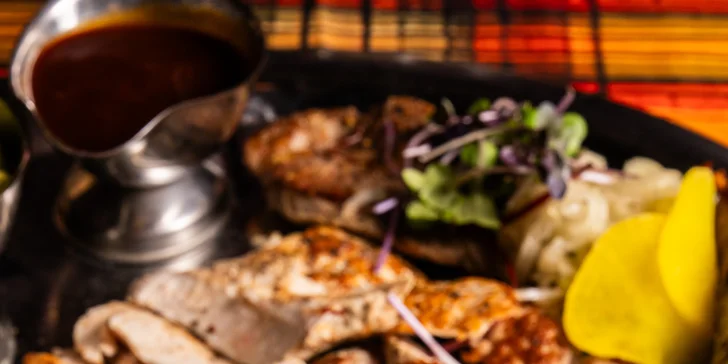 Mix grilovaných dobrot: steaky z pravé svíčkové, zvěřinová klobása i hranolky, 500 g