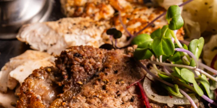 Mix grilovaných dobrot: steaky z pravé svíčkové, zvěřinová klobása i hranolky, 500 g