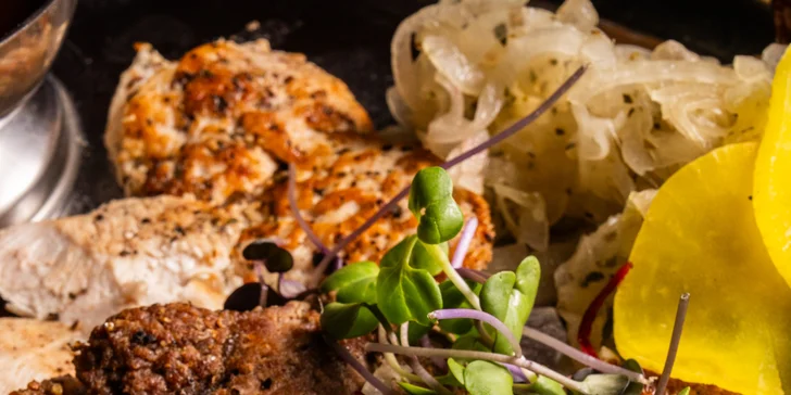 Mix grilovaných dobrot: steaky z pravé svíčkové, zvěřinová klobása i hranolky, 500 g