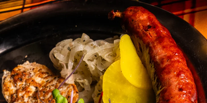 Mix grilovaných dobrot: steaky z pravé svíčkové, zvěřinová klobása i hranolky, 500 g