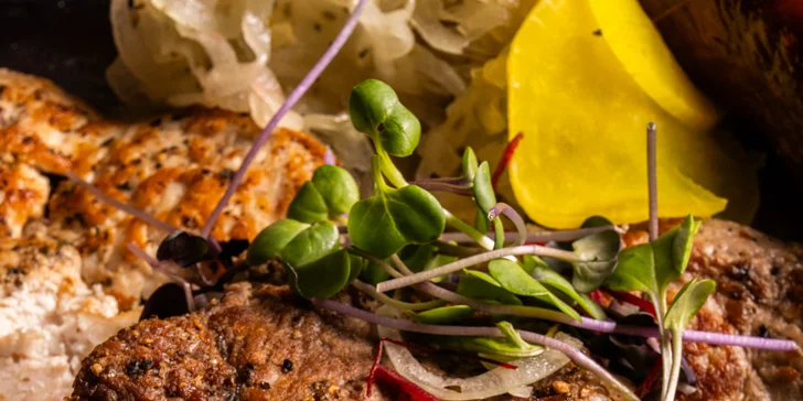 Mix grilovaných dobrot: steaky z pravé svíčkové, zvěřinová klobása i hranolky, 500 g