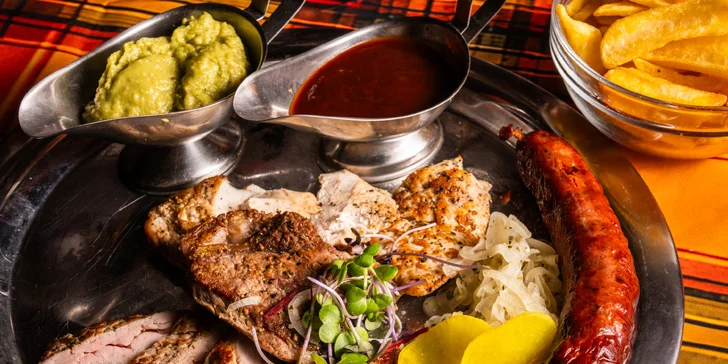 Mix grilovaných dobrot: steaky z pravé svíčkové, zvěřinová klobása i hranolky, 500 g