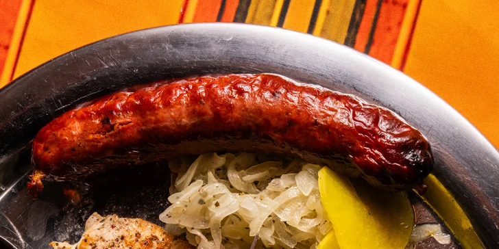 Mix grilovaných dobrot: steaky z pravé svíčkové, zvěřinová klobása i hranolky, 500 g