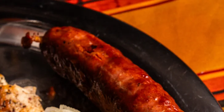 Mix grilovaných dobrot: steaky z pravé svíčkové, zvěřinová klobása i hranolky, 500 g