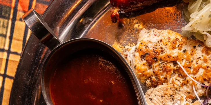 Mix grilovaných dobrot: steaky z pravé svíčkové, zvěřinová klobása i hranolky, 500 g