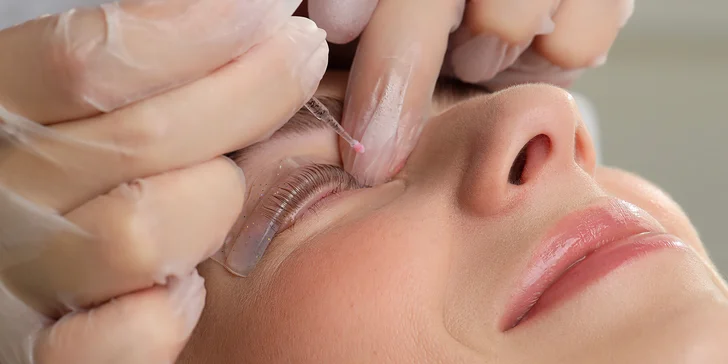 Okouzlující pohled: barvení i laminace obočí a řas v salonu v Ústí nad Labem