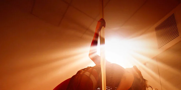 Zažijte pole dance a staňte se hvězdou: příprava na focení, soukromá lekce nebo kurz včetně natáčení