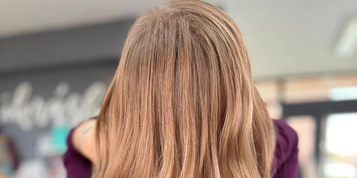 Trendy zesvětlení vlasů: balayage pro všechny délky vlasů v salonu v Budějovicích