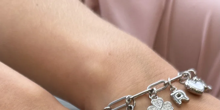 Zažijte tvorbu vlastního šperku v srdci Prahy: vyberte si náramek, náhrdelník nebo přívěsky s významem