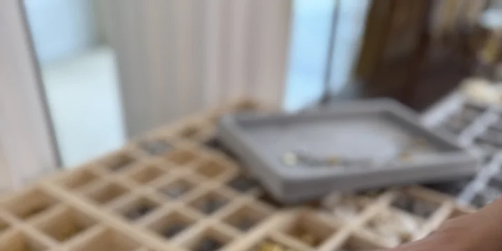 Zažijte tvorbu vlastního šperku v srdci Prahy: vyberte si náramek, náhrdelník nebo přívěsky s významem