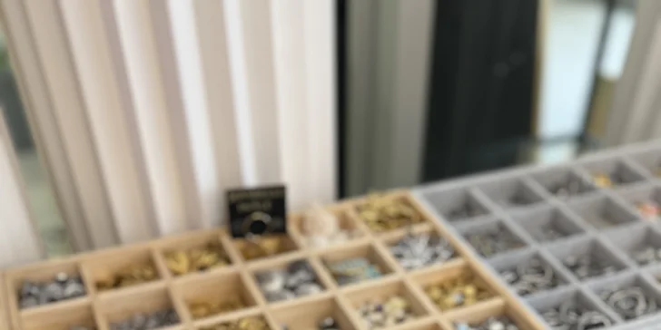 Zažijte tvorbu vlastního šperku v srdci Prahy: vyberte si náramek, náhrdelník nebo přívěsky s významem