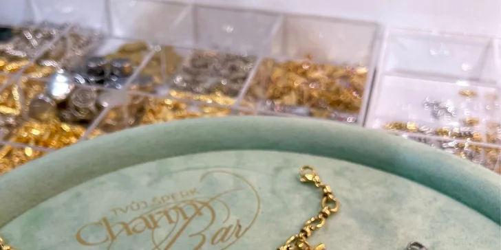 Zažijte tvorbu vlastního šperku v srdci Prahy: vyberte si náramek, náhrdelník nebo přívěsky s významem