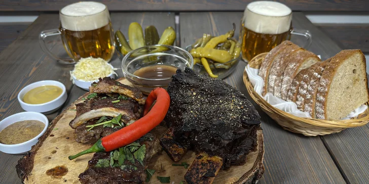 Hovězí a vepřová žebra o celková váze 900 g s přílohami a pitím pro 2 osoby