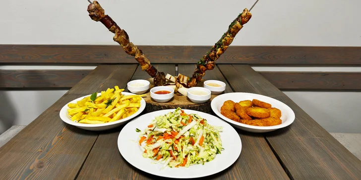 1 kg grilovaného masa na meči, hranolky, krokety, zelenina i omáčky