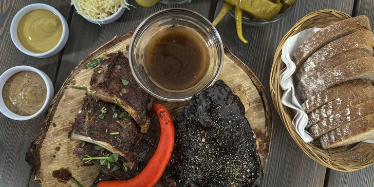 Hovězí a vepřová žebra o celková váze 900 g s přílohami a pitím pro 2 osoby