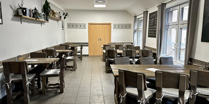 Hovězí a vepřová žebra o celková váze 900 g s přílohami a pitím pro 2 osoby