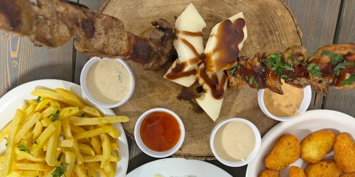 1 kg grilovaného masa na meči, hranolky, krokety, zelenina i omáčky