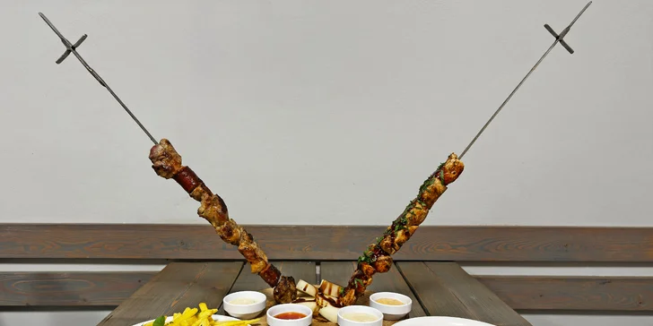 1 kg grilovaného masa na meči, hranolky, krokety, zelenina i omáčky