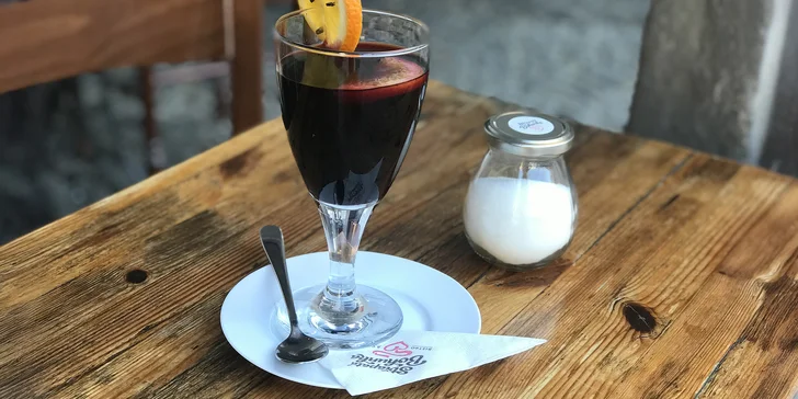 Svařák nebo punč v srdci města: různé příchutě i oblíbená klasika