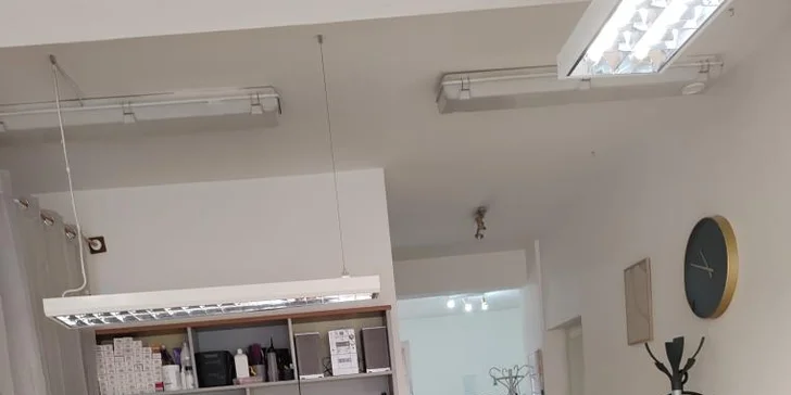 Kadeřnická péče pro krátké i dlouhé vlasy: střih i balíčky s barvou, melírem nebo trvalou