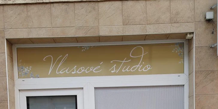 Kadeřnická péče pro krátké i dlouhé vlasy: střih i balíčky s barvou, melírem nebo trvalou