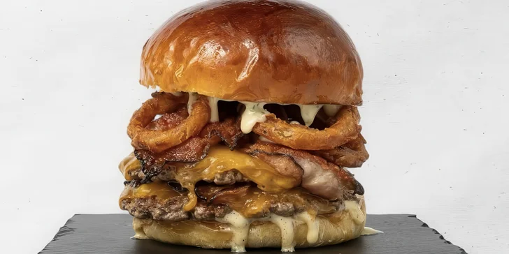 Dejte si do nosu poctivým burgerem: voucher do restaurace Dugi's burger v hodnotě 300, 500 či 1000 Kč