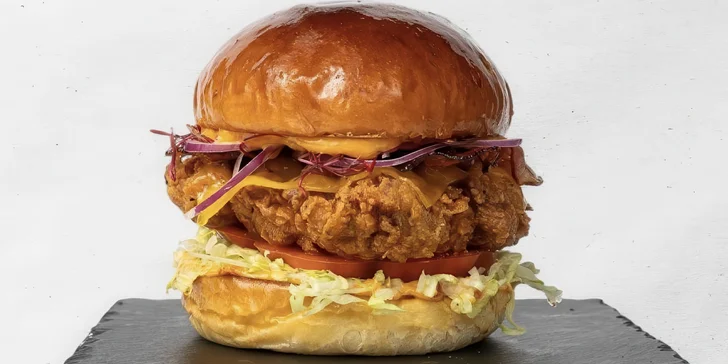 Dejte si do nosu poctivým burgerem: voucher do restaurace Dugi's burger v hodnotě 300, 500 či 1000 Kč