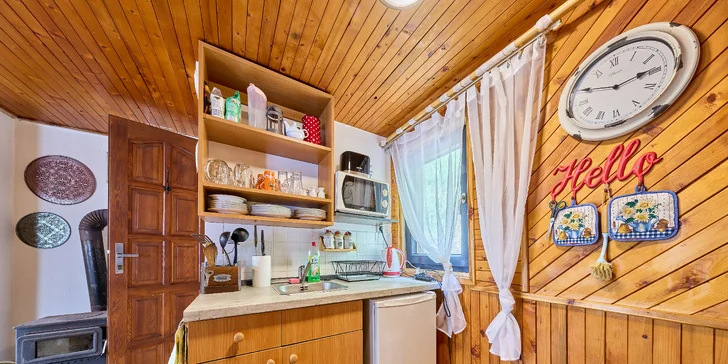 Krásný resort u lesní plovárny v Mladých Bukách na úpatí Krkonoš: koupání, turistika i lyžování na dosah