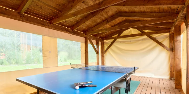 Krásný resort u lesní plovárny v Mladých Bukách na úpatí Krkonoš: koupání, turistika i lyžování na dosah