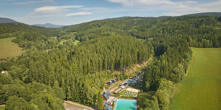 Krásný resort u lesní plovárny v Mladých Bukách na úpatí Krkonoš: koupání, turistika i lyžování na dosah
