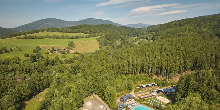 Krásný resort u lesní plovárny v Mladých Bukách na úpatí Krkonoš: koupání, turistika i lyžování na dosah