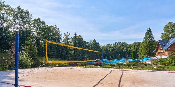 Krásný resort u lesní plovárny v Mladých Bukách na úpatí Krkonoš: koupání, turistika i lyžování na dosah