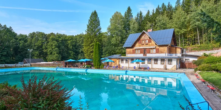 Krásný resort u lesní plovárny v Mladých Bukách na úpatí Krkonoš: koupání, turistika i lyžování na dosah