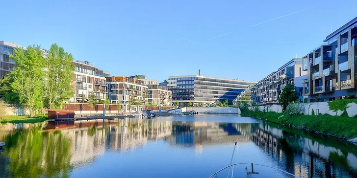 Zážitková plavba po Vltavě do Roztok a zpět: staňte se kapitánem na den