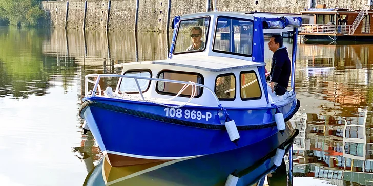 Zážitková plavba po Vltavě do Roztok a zpět: staňte se kapitánem na den