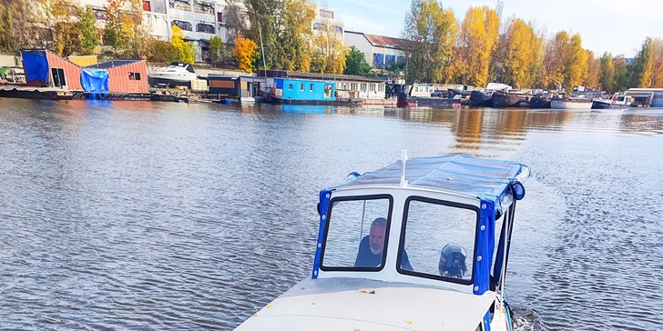 Zážitková plavba po Vltavě do Roztok a zpět: staňte se kapitánem na den