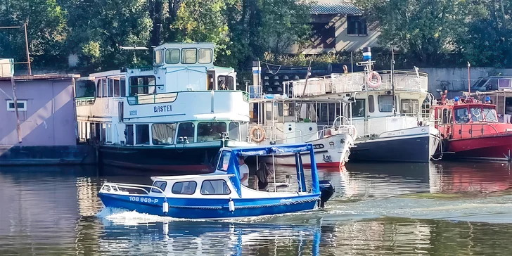 Zážitková plavba po Vltavě do Roztok a zpět: staňte se kapitánem na den